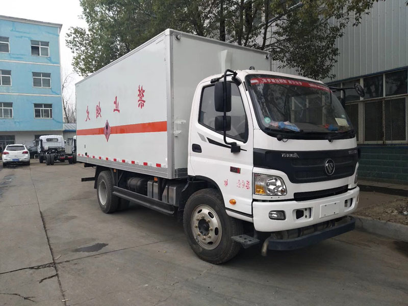 福田5.1米6.7吨易燃固体厢式车