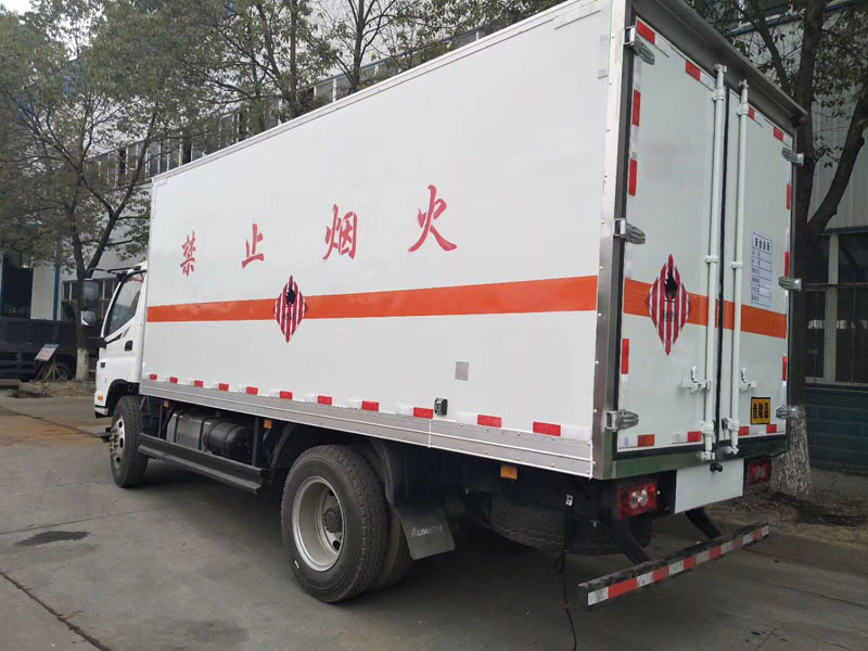 福田5.1米6.7吨易燃固体厢式车