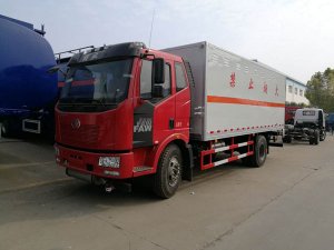 解放6.2米10.4吨液体厢式车