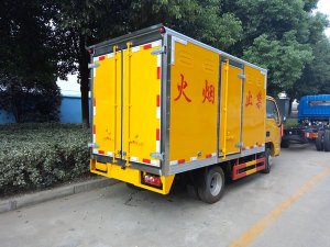 跃进柴油3.3米蓝牌液体厢式车