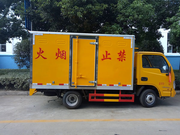 跃进3.3米柴油蓝牌腐蚀品厢式车