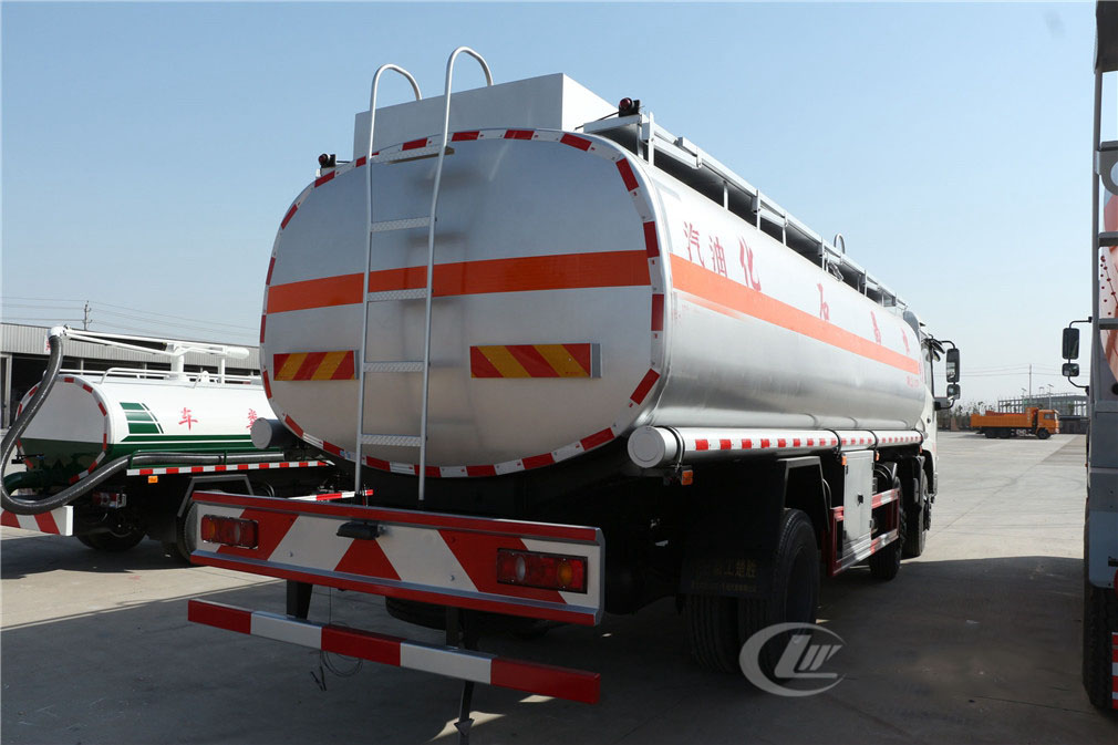 东风天锦小三轴20立方运油车