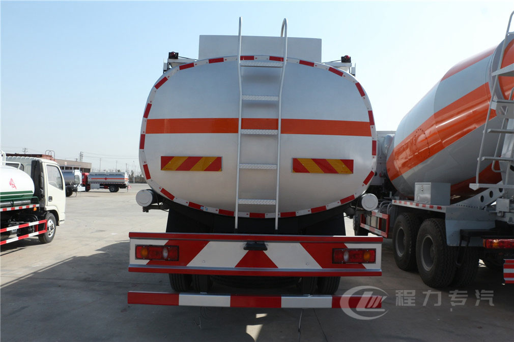 东风天锦小三轴20立方运油车