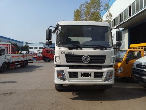 东风6.1米9吨液体厢式车