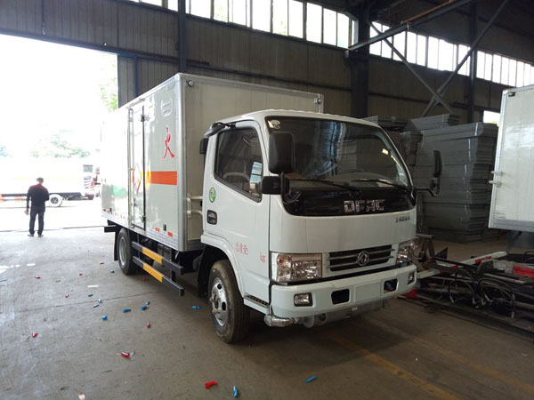 多利卡4.1米蓝牌气体箱式车